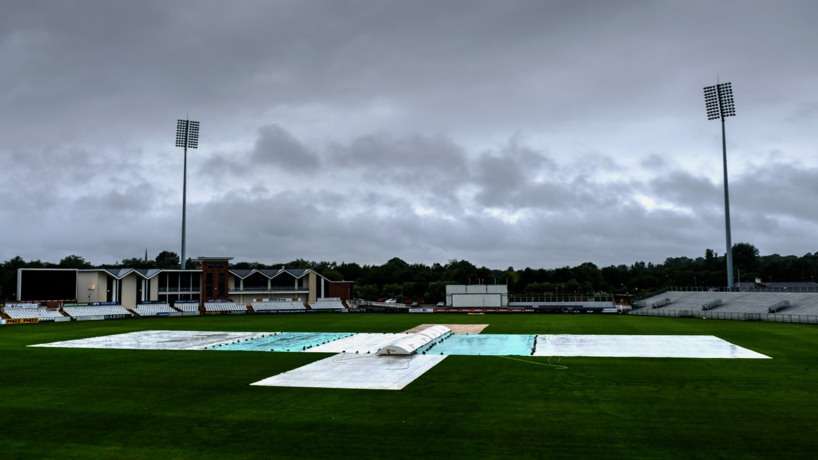 Derbyshire remain top with draw