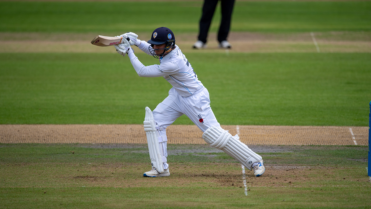 du Plooy defiant on rain-affected Day One