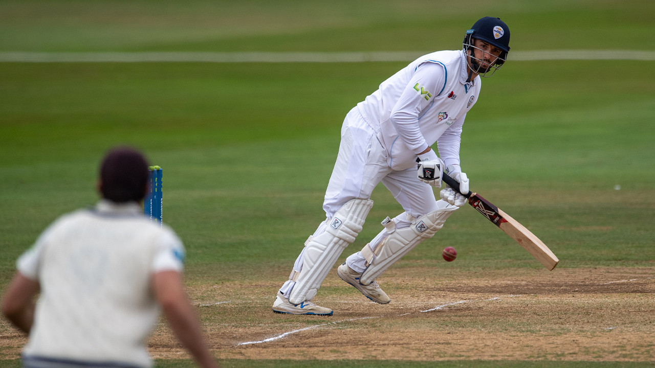 Work continues for Derbyshire as Kent build lead