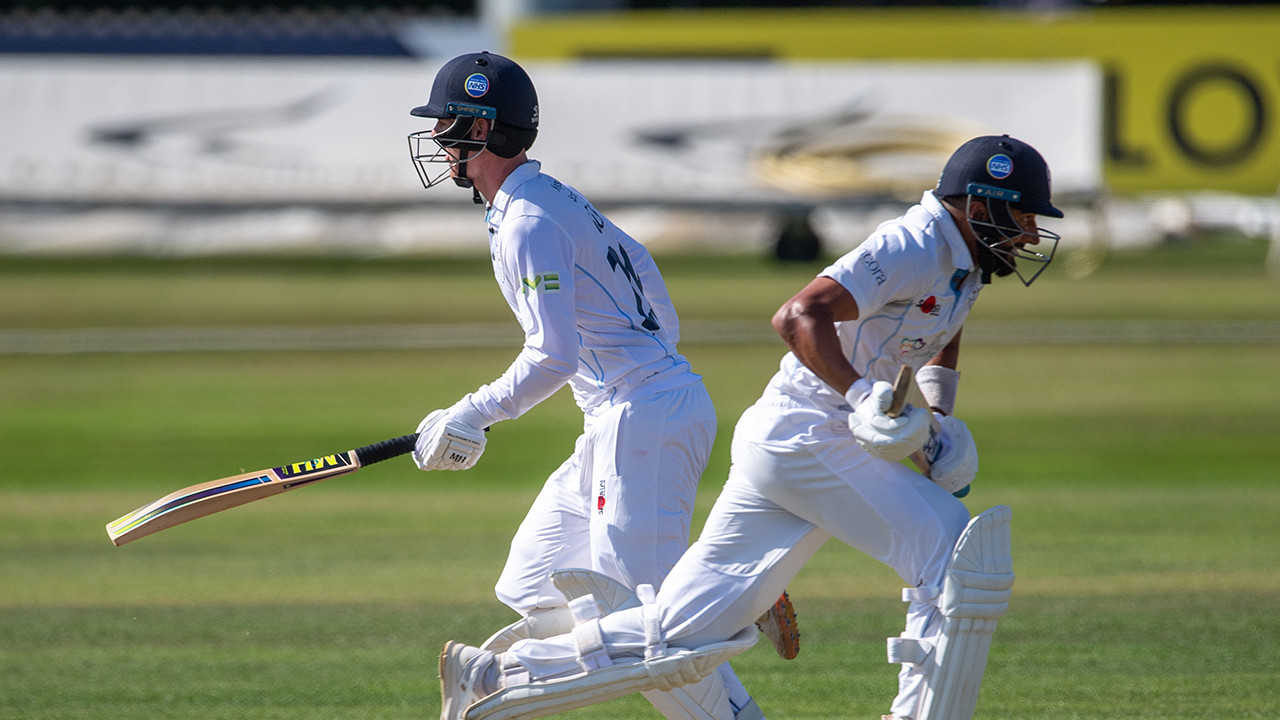 Highlights: Day Three vs Leicestershire