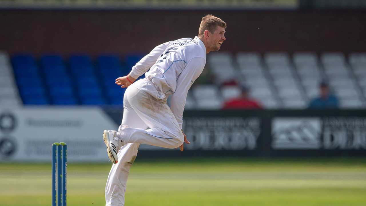 Highlights: Day Two vs Leicestershire