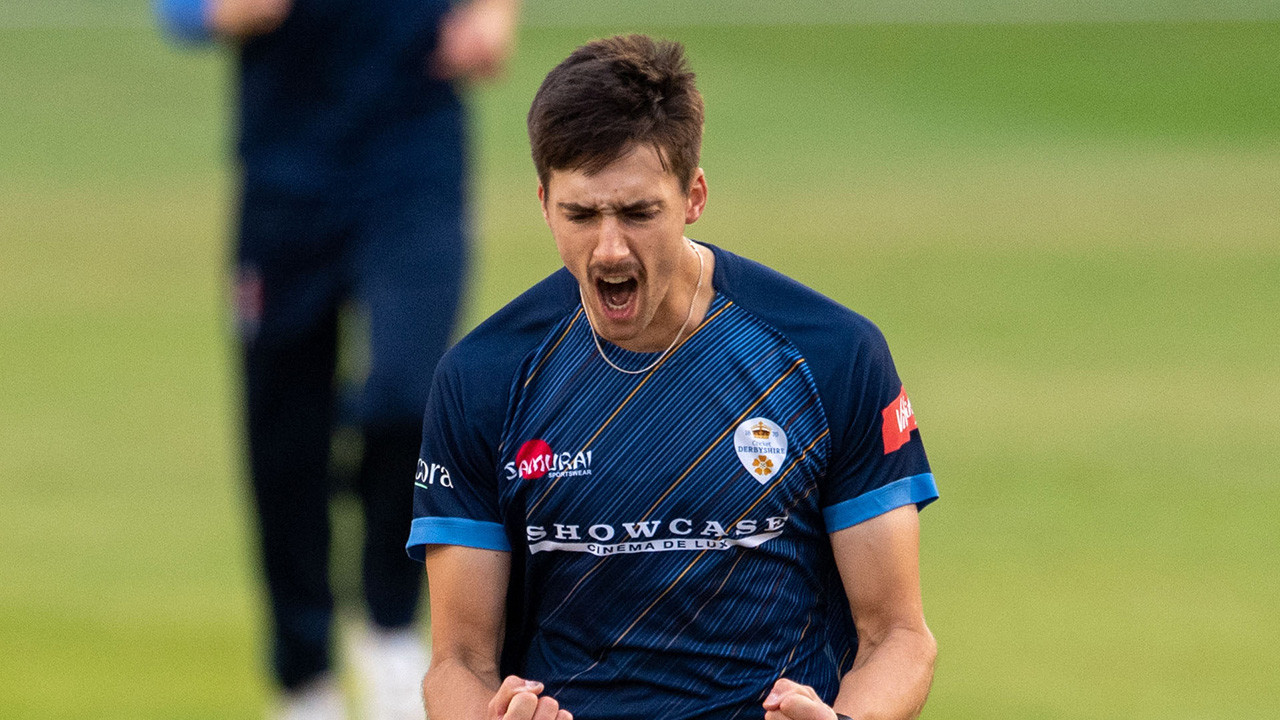 Scrimshaw signs new deal with Derbyshire