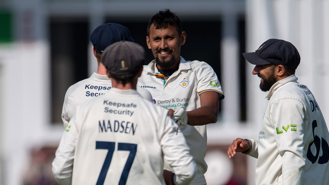 Highlights: Day One vs Leicestershire