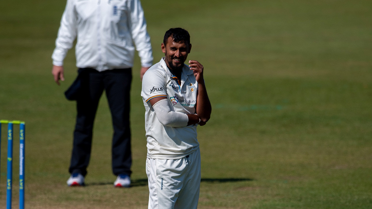 Lakmal strikes late on difficult day