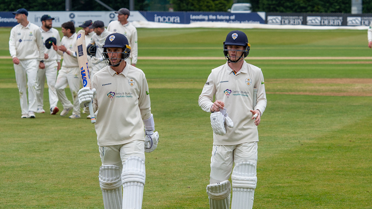 Derbyshire and Glamorgan play out dramatic draw