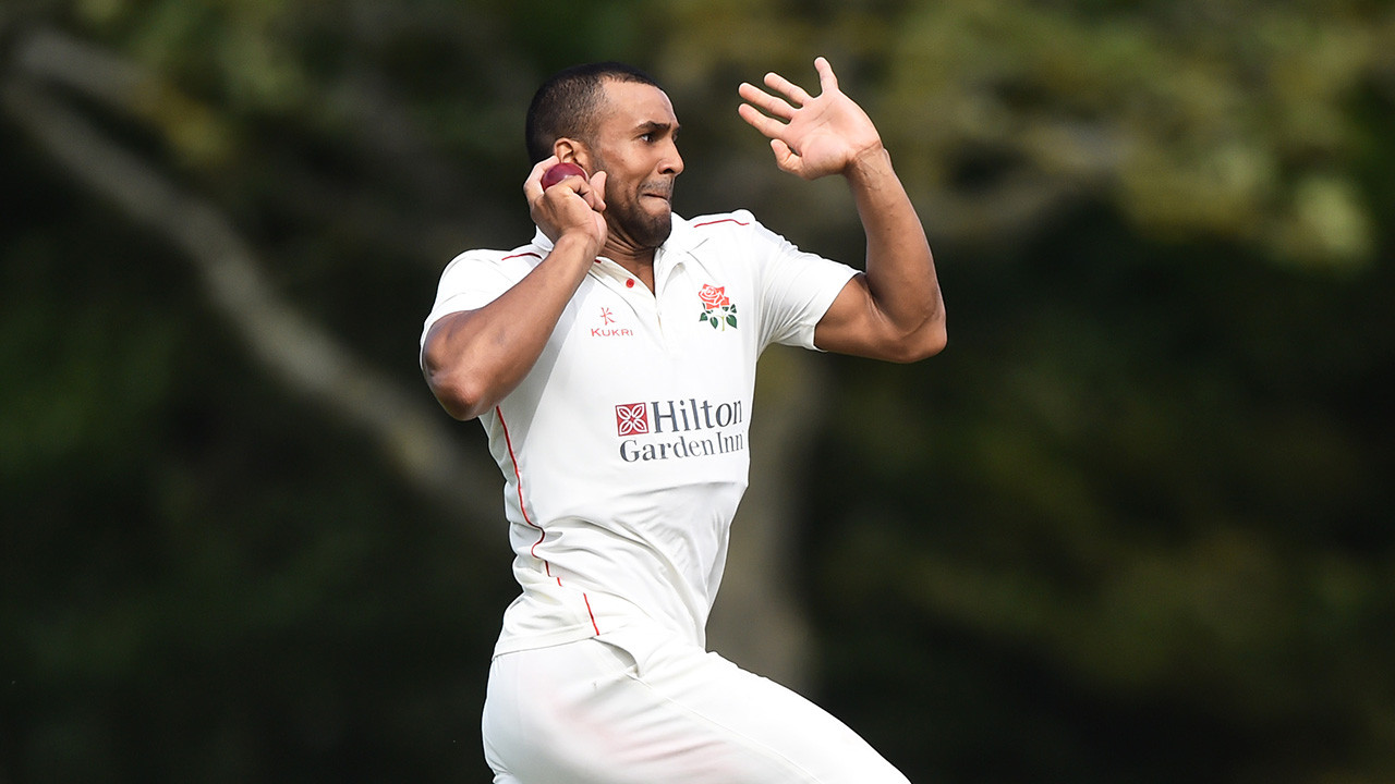 Derbyshire sign Hurt on loan