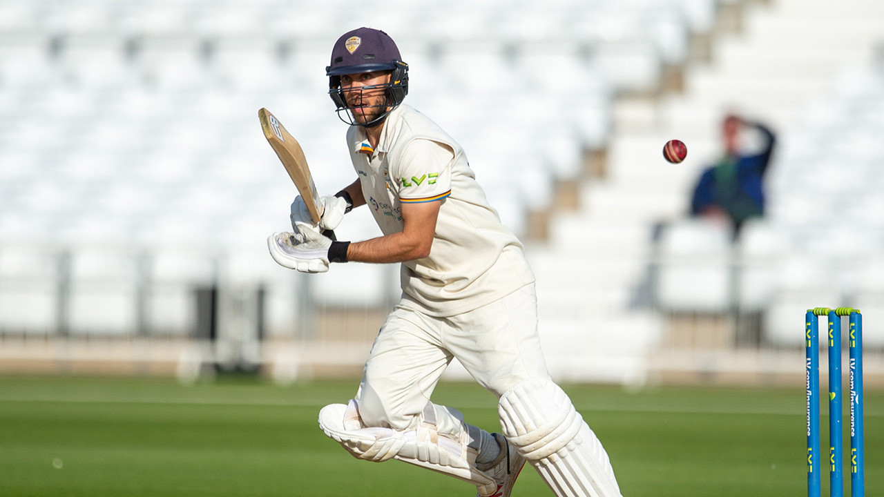 Derbyshire battle hard ahead of testing final day