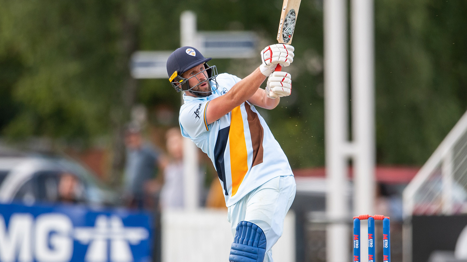 Lamb guides Derbyshire to victory