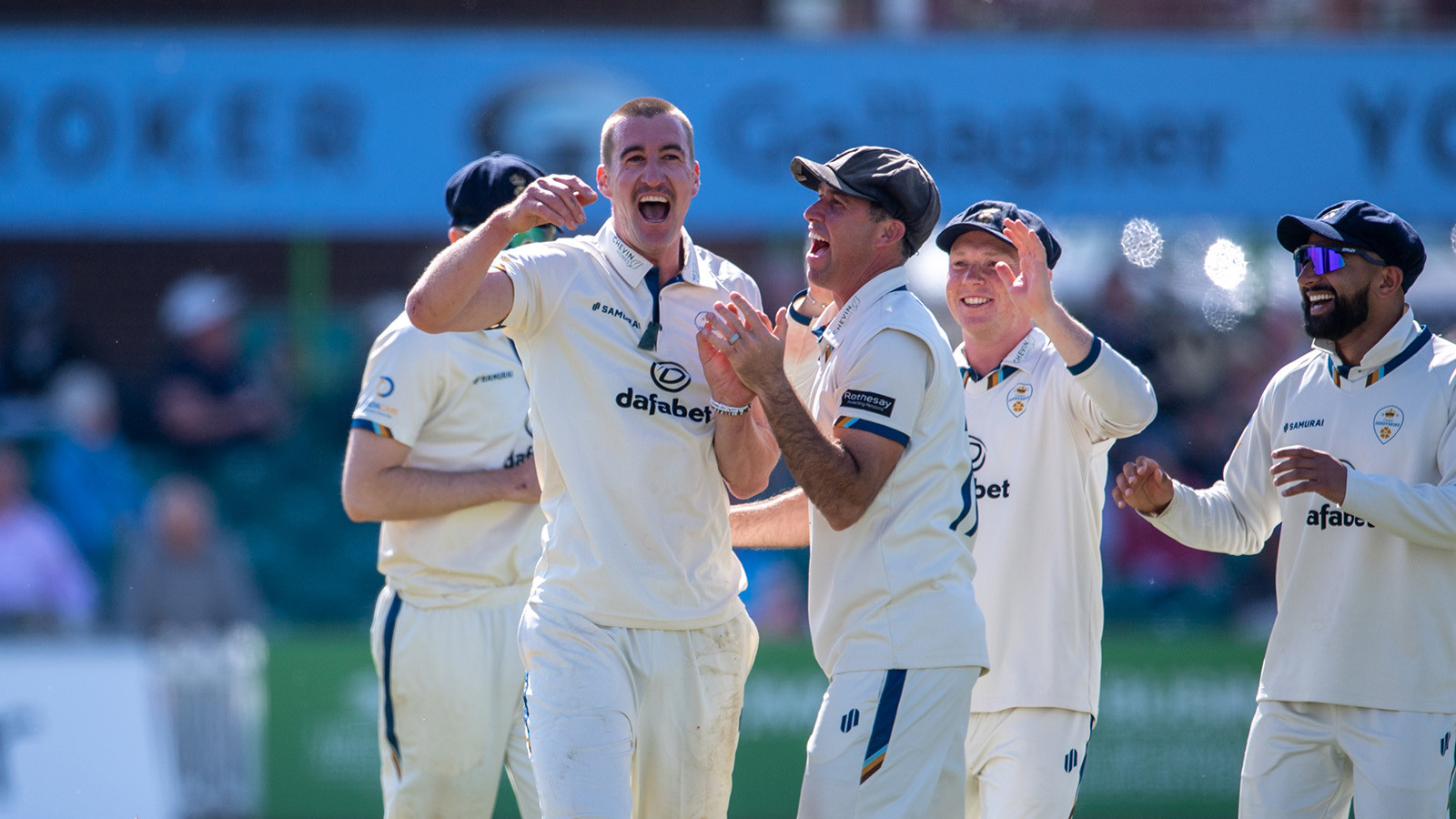 REPORT | Derbyshire claim nine wickets on opening day at Leicester