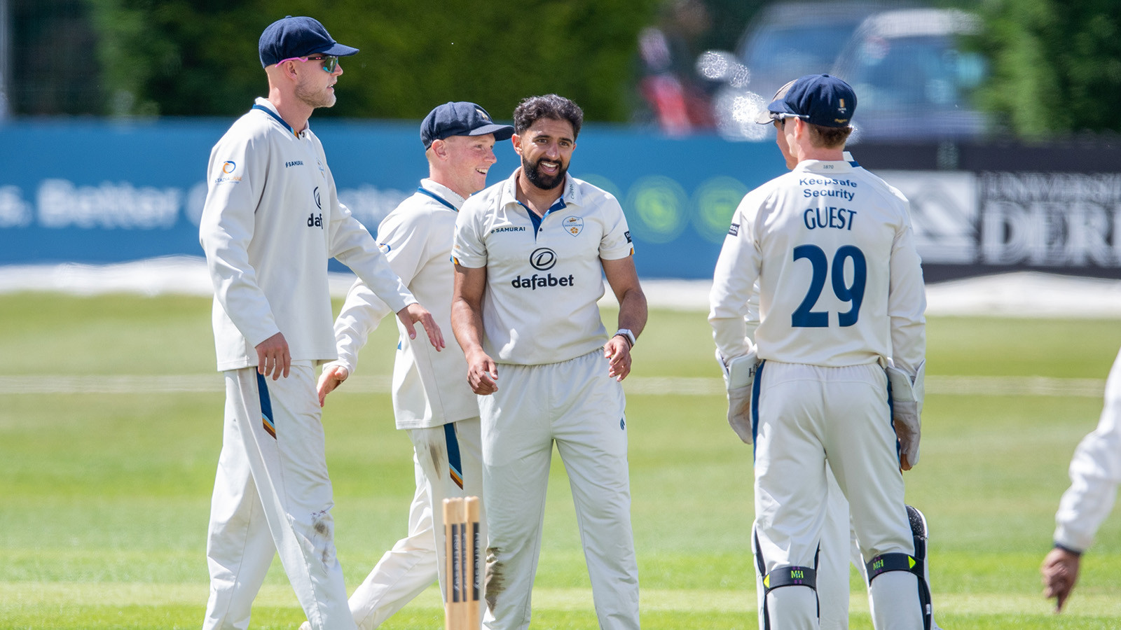 REPORT | Derbyshire push for victory after enforcing follow on
