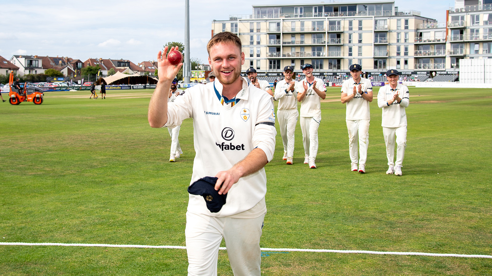 REPORT | Morley claims career best figures on dominant opening day