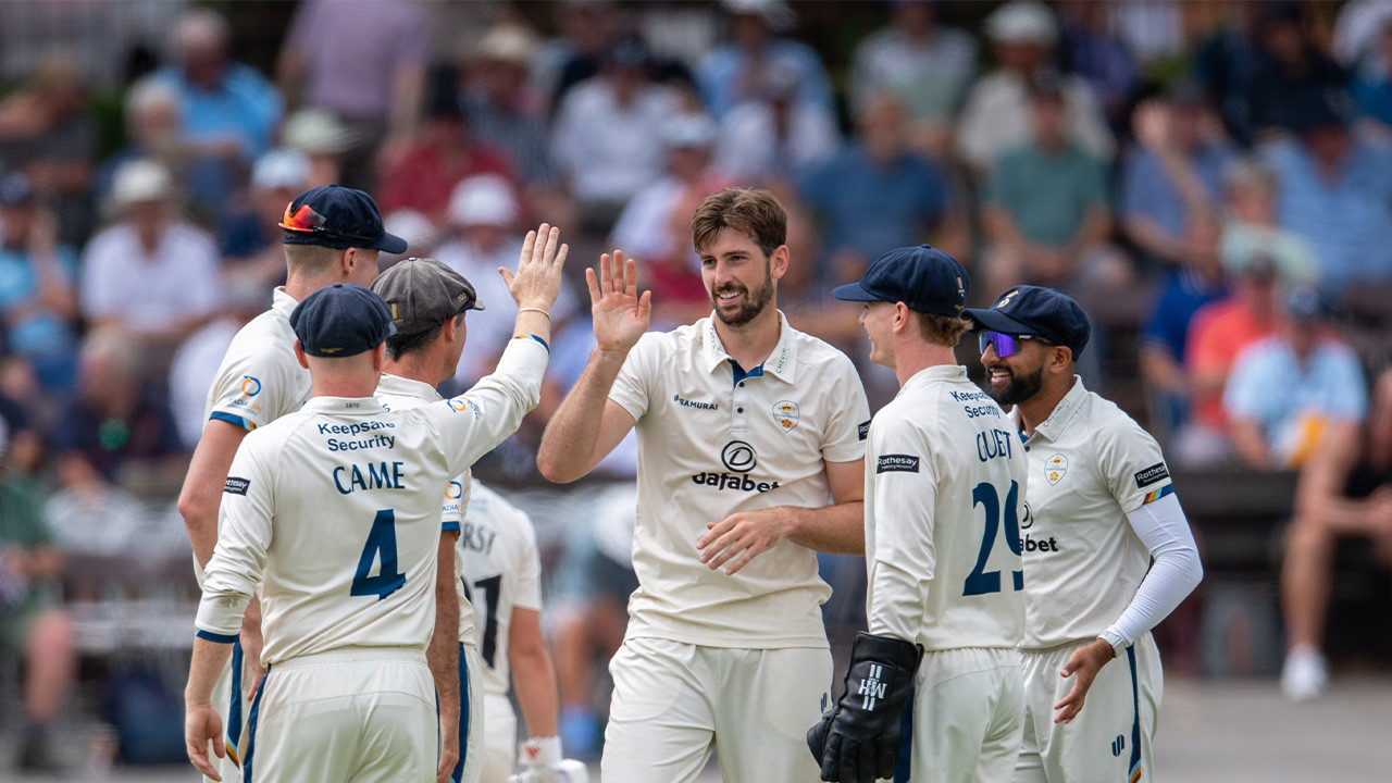 Seamers sign new deals